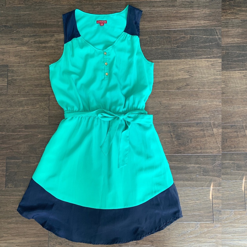 Sleeveless color-block A-line dress